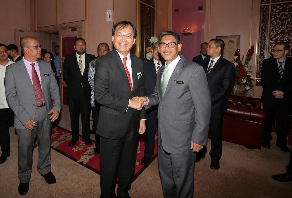 Works Minister Baru Bian meets Perak Mentri Besar Ahmad Faizal Azumu in Ipoh September 13, 2018. u00e2u20acu201d Picture by Farhan Najib