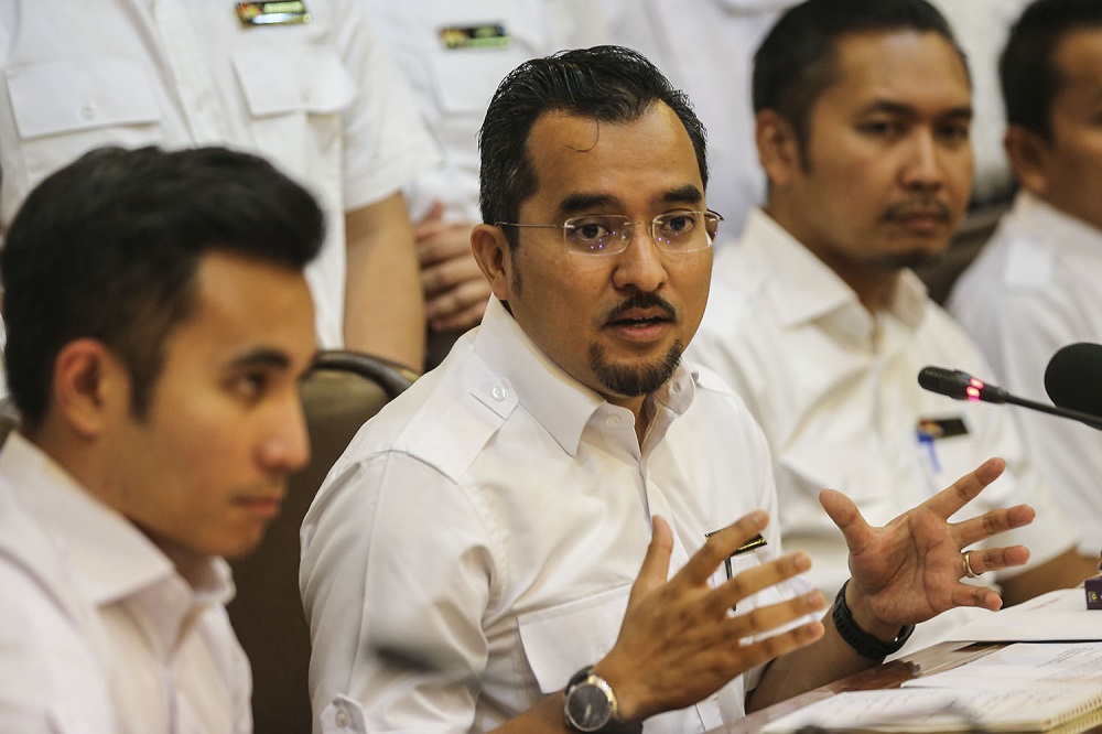 Umno Youth chief Datuk Asyraf Wajdi Dasuki (centre) speaks during a press conference at the Putra World Trade Centre in Kuala Lumpur September 17, 2018. u00e2u20acu201d Picture by Hari Anggara