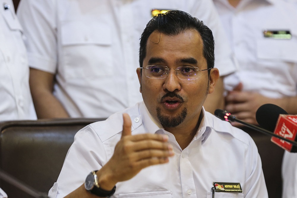 Umno Youth chief Datuk Asyraf Wajdi Dasuki (centre) speaks during a press conference at the Putra World Trade Centre in Kuala Lumpur September 17, 2018. u00e2u20acu201d Picture by Hari Anggara