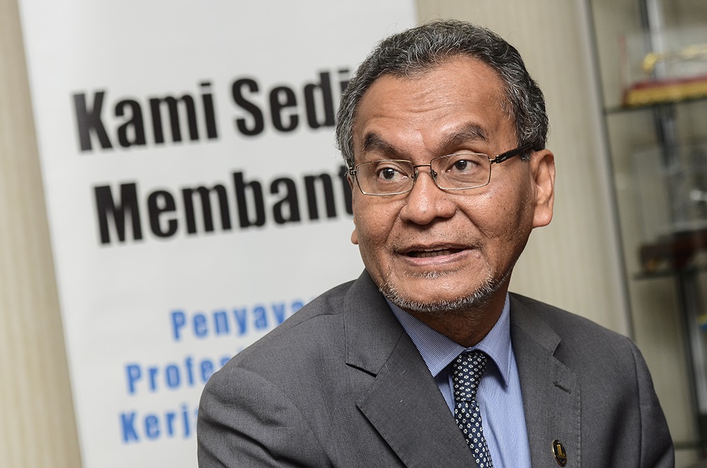 Health Minister Dzulkefly Ahmad (centre) speaks during a press conference after meeting with specialists and medical officers at the Sungai Buloh Hospital September 18, 2018. u00e2u20acu201d Picture by Miera Zulyana