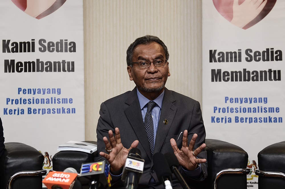 Health Minister Dzulkefly Ahmad (centre) speaks during a press conference after meeting with specialists and medical officers at the Sungai Buloh Hospital September 18, 2018. u00e2u20acu201d Picture by Miera Zulyana