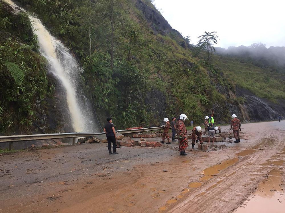 Cameron Highlands Fire and Rescue Department personnel attend to the scene at KM42 of Jalan Simpang Pulai-Cameron Highlands near Ipoh. u00e2u20acu201d Picture by Marcus Pheong