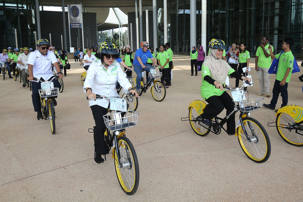 Pelindung Khazanah Alam Malaysia (PEKA) executive council member Sophine Tann leads a bicycle convoy during Climate Diplomacy Day in Ipoh September 28, 2018. — Picture by Marcus Pheong