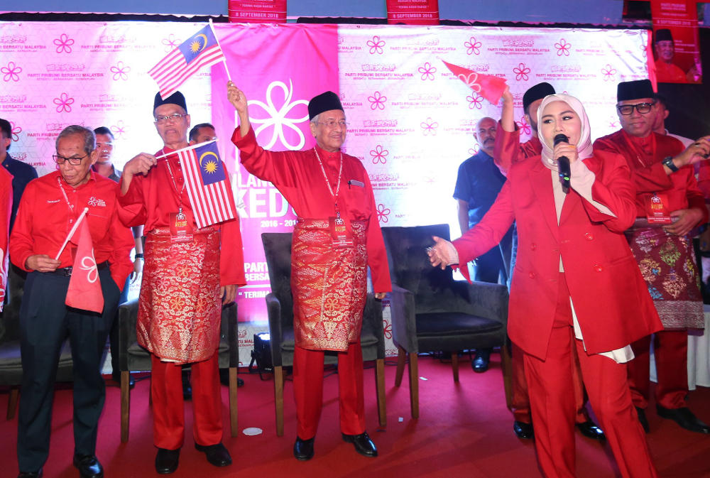 Tun Dr Mahathir Mohamad waves the Jalur Gemilang during PPBM’s second anniversary celebration in Shah Alam September 8, 2018. — Picture by Razak Ghazali