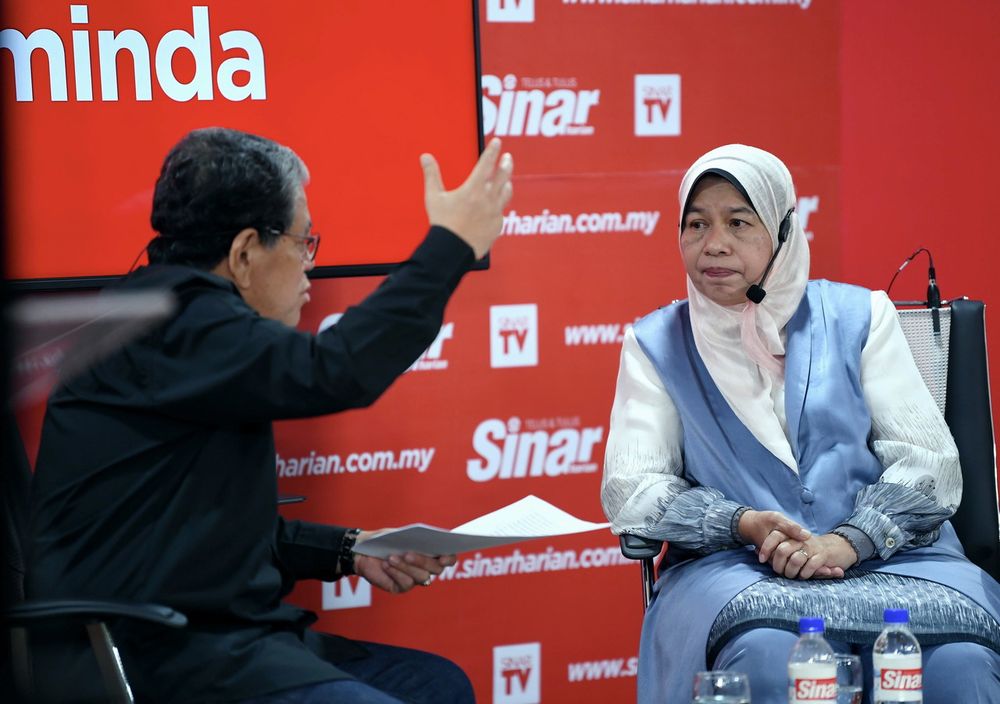 Housing and Local Government Minister Zuraida Kamaruddin (right) talking on the Minda TV programme with moderator Tan Sri Johan Jaafar, in Shah Alam, September 24, 2018. u00e2u20acu201d Bernama pic