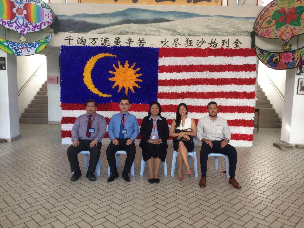 (From right) Ken Porter, Boo Su-Lyn, Chong Hwa principal Cheong Moey Lian, Thoo Chin Hing, and vice principal Chu Yoke Sing.