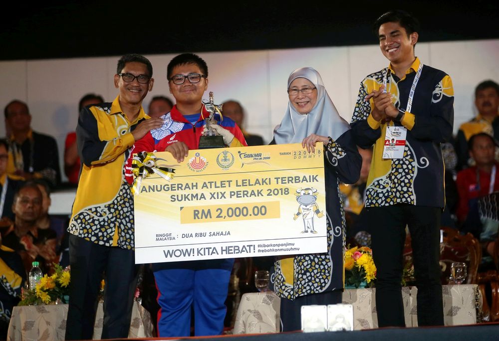 Sabahu00e2u20acu2122s archer Eugenius Lo Foh Soon was crowned as the best sportsman of the 19th Sukma at Perak Stadium, Ipoh, September 22, 2018. u00e2u20acu201d Picture by Farhan Najib