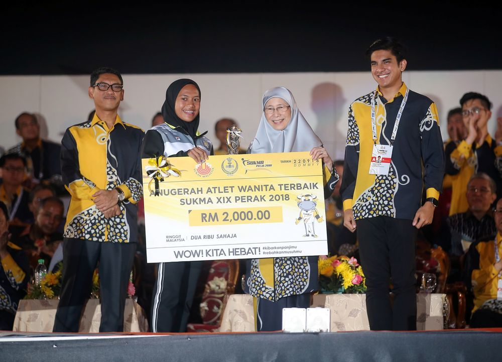 Terengganu sprinter Azreen Nabila Alias wins the best sportswoman award of the 19th Sukma at Perak Stadium, Ipoh, September 22, 2018. — Picture by Farhan Najib
