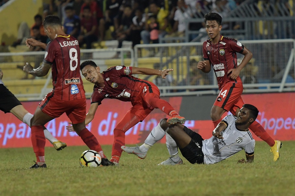 Pemain Terengganu FC, Partiban Janasekaran (kanan) diasak oleh pemain Perak Mohd Nasir Bashrudin (tengah) pada saingan Kumpulan A, Piala Malaysia di Stadium Sultan Ismail Nasiruddin Shah di Kuala Terengganu 2 September, 2018. u00e2u20acu201d Foto Bernama