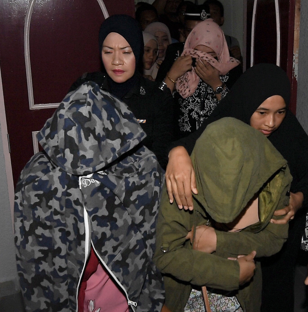 Dua wanita berusia 22 tahun (kanan) dan 32 tahun (kiri) dijatuhi hukuman denda RM3,300 dan enam sebatan di Mahkamah Tinggi Syariah Terengganu di Kuala Terengganu 3 September 2018. u00e2u20acu201d Foto Bernama