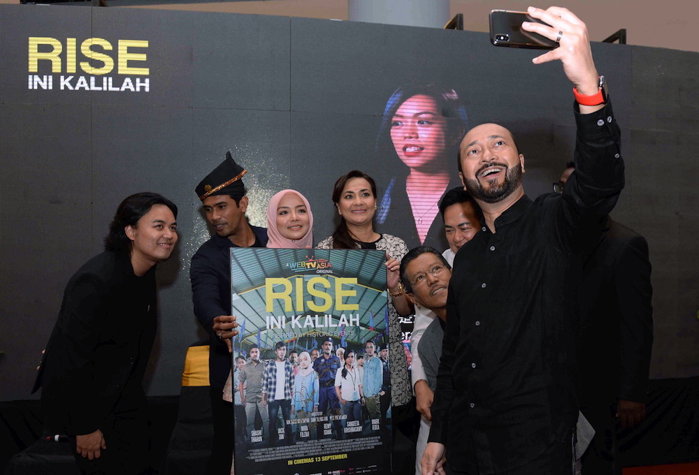 Datuk Seri Mukhriz Mahathir takes a selfie with the cast of u00e2u20acu02dcRise: Ini Kalilahu00e2u20acu2122 at the filmu00e2u20acu2122s premiere in Alor Setar September 5, 2018. u00e2u20acu201d Bernama pic