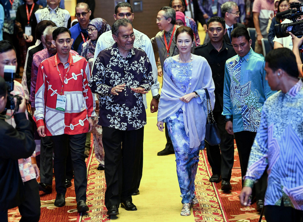 Raja Permaisuri of Perak, Tuanku Zara Salim, is accompanied by Health Minister Dzulkefly Ahmad as she arrives for the 40th Malaysian Paediatric Association Congress in Ipoh September 6, 2018. u00e2u20acu201d Bernama pic
