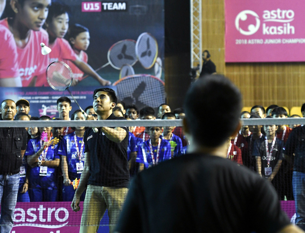Syed Saddiq Abdul Rahman returns the shuttlecock to Jack Kok Jing Hong at the launch of the Astro Under-15 Championships in Kuala Lumpur September 6, 2018. u00e2u20acu201d Bernama pic