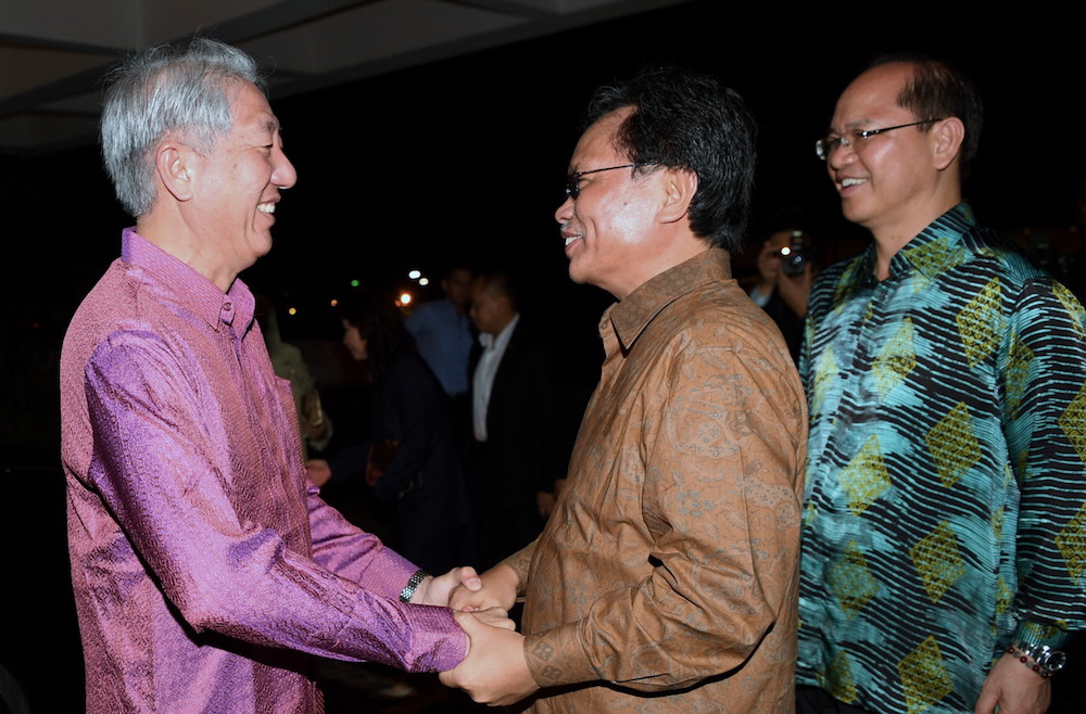 Singapore Deputy Prime Minister Teo Chee Hean and Sabah Chief Minister Datuk Seri Mohd Shafie Apdal greet each other at a dinner in Kota Kinabalu September 7, 2018. u00e2u20acu201d Bernama pic