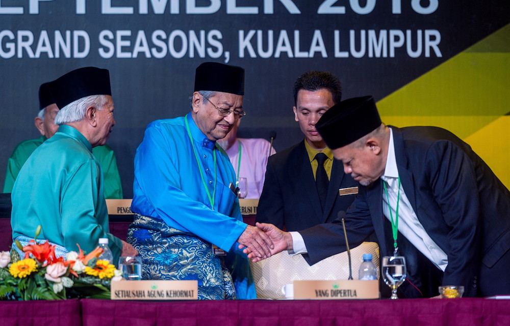 Tun Dr Mahathir Mohamad shakes hands with Perkim vice-president Datuk Seri Shahidan Kassim at Perkimu00e2u20acu2122s general annual meeting in Kuala Lumpur September 8, 2018. u00e2u20acu201d Bernama pic