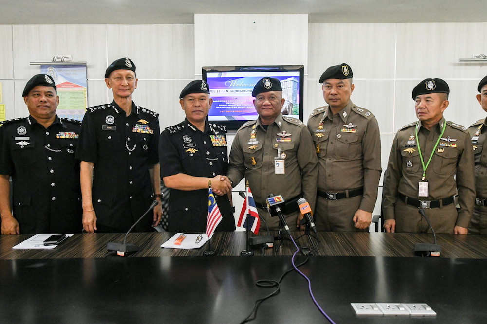 Bukit Aman Narcotics CID director Datuk Seri Mohmad Salleh shakes hands with PNSB chief Lt Gen Sommai Kongvisaisuk in Bukit Aman, Kuala Lumpur September 12, 2018. u00e2u20acu201d Bernama pic
