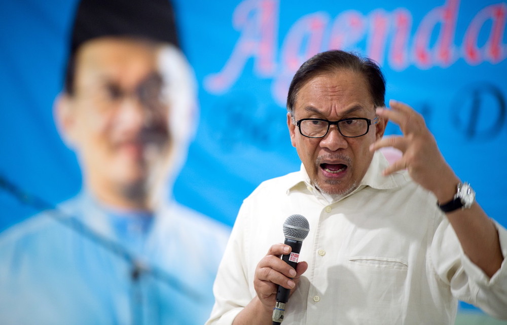 Datuk Seri Anwar Ibrahim speaks at a u00e2u20acu02dcNew Malaysia Agendau00e2u20acu2122 gathering in Kota Baru September 26, 2018. u00e2u20acu201d Bernama pic