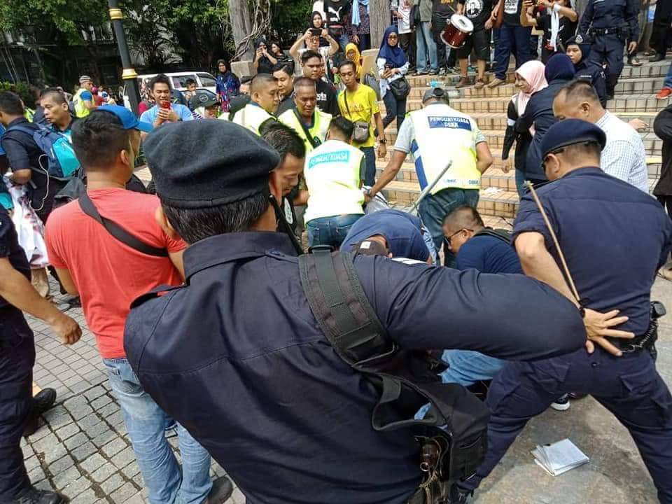 Participants of the u00e2u20acu02dcPandang Ke Sabahu00e2u20acu2122 rally are arrested by the police at Gaya Street, Kota Kinabalu. u00e2u20acu201d Picture via Facebook/Amir Abd Hadi