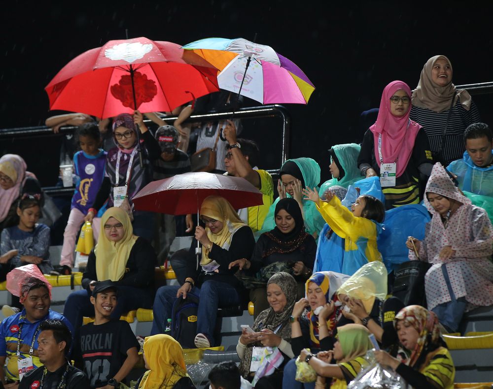 Thousands of people attend the Perak Sukma opening ceremony despite the rain.