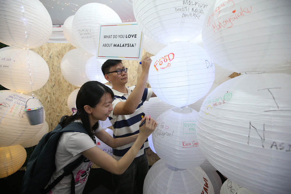 Malaysians leave their messages of hope and love at a booth in Kuala Lumpur, September 15, 2018.  — Picture by Azinuddin Ghazali