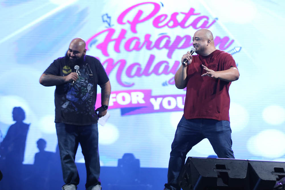 Hosts Kavin Jay and Papi Zak kept the crowd in stitches at the Malaysia Day celebration in Kuala Lumpur, September 15, 2018.  — Picture by Azinuddin Ghazali