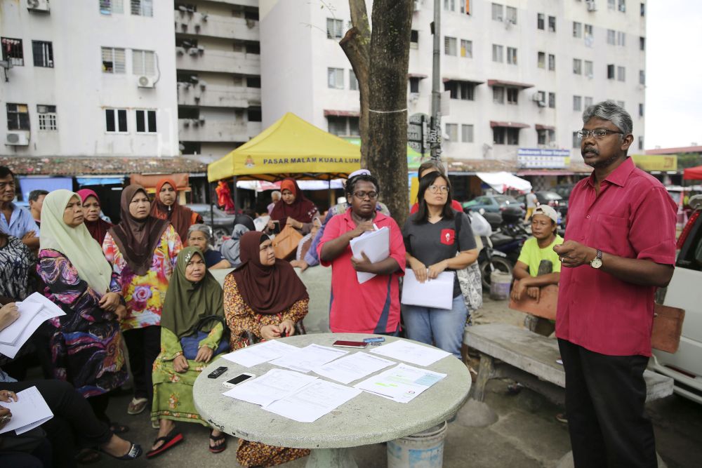 Sivarajan (right) speaks to residents of the Mutiara Fadason low-cost flats in Kepong September 12, 2018. — Picture by Yusof Mat Isa