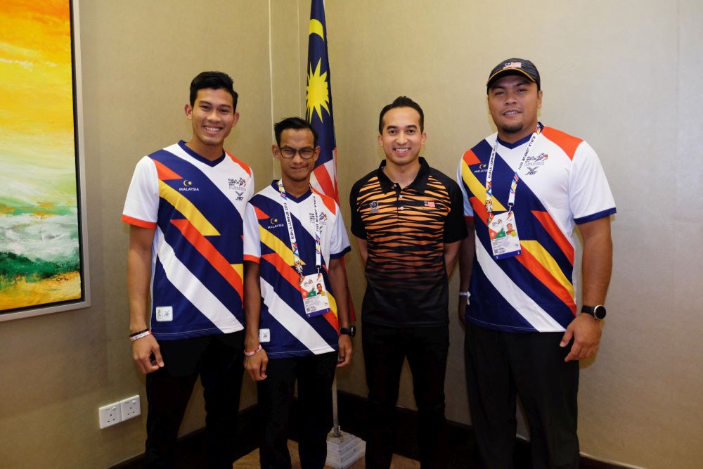 SM Nasarudin (second from right) poses for a picture with national para-athletes. u00e2u20acu201d Picture courtesy of Naza