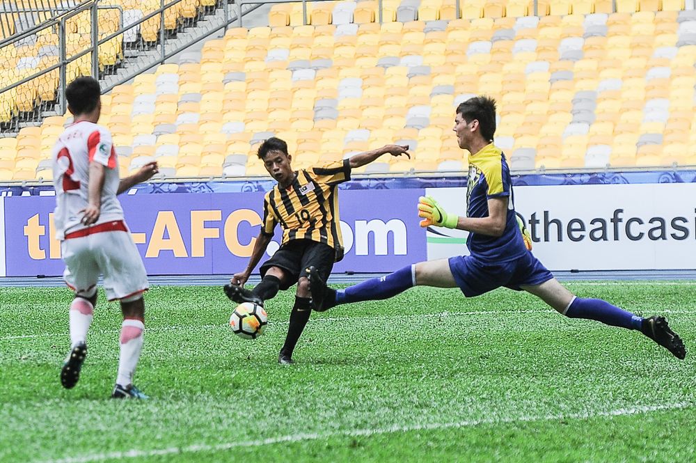 Luqman Hakim makes a attempt to Tajikistan goal post during the AFC U-16 Championship Malaysia 2018 in National Stadium Bukit Jalil on September 20, 2018. u00e2u20acu201d Picture by Shafwan Zaidon