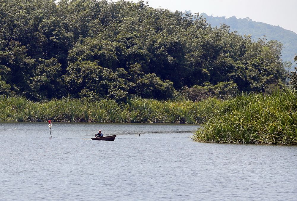 Visitors can opt to fish and kayak at the Chenderoh Lake near the Suka-Suka Lake Retreat. 