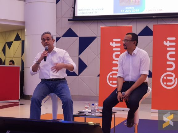 Executive Vice President of Unifi, Imri Mokhtar (right), admitted the company is aware that TMu00e2u20acu2122s copper network, which was once termed as u00e2u20acu02dchigh speed internetu00e2u20acu2122, may not be good enough for todayu00e2u20acu2122s demand. u00e2u20acu201d SoyaCincau pic