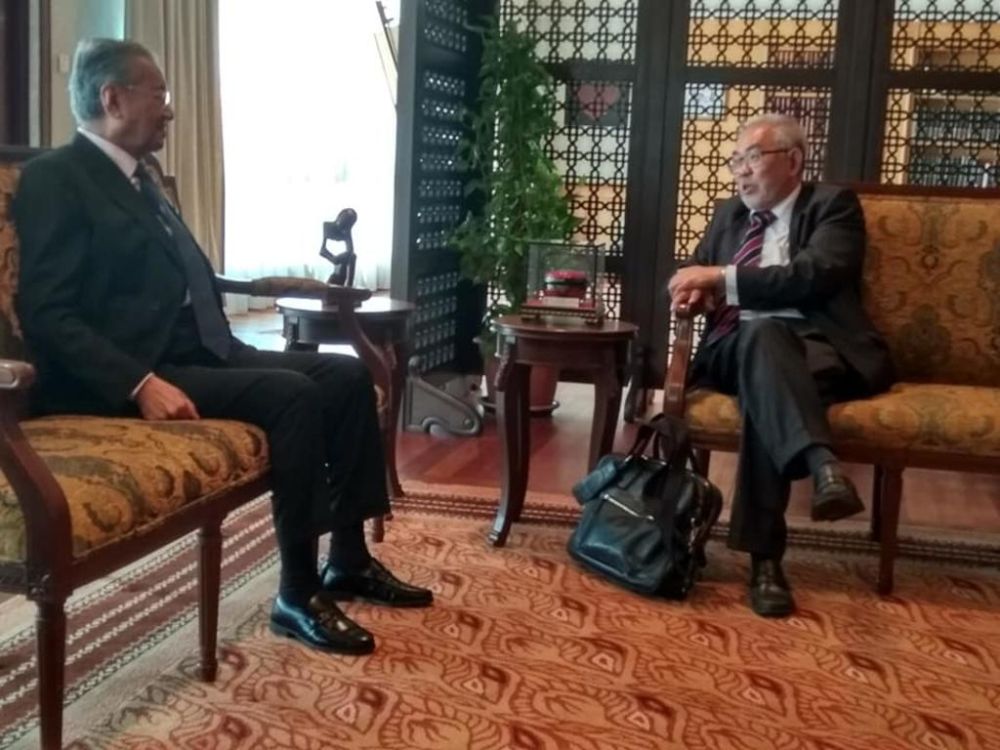 Political dissident Tan Wah Piow in an 80-minute meeting with Dr Mahathir Mohamad in Kuala Lumpur. u00e2u20acu201d TODAY pic