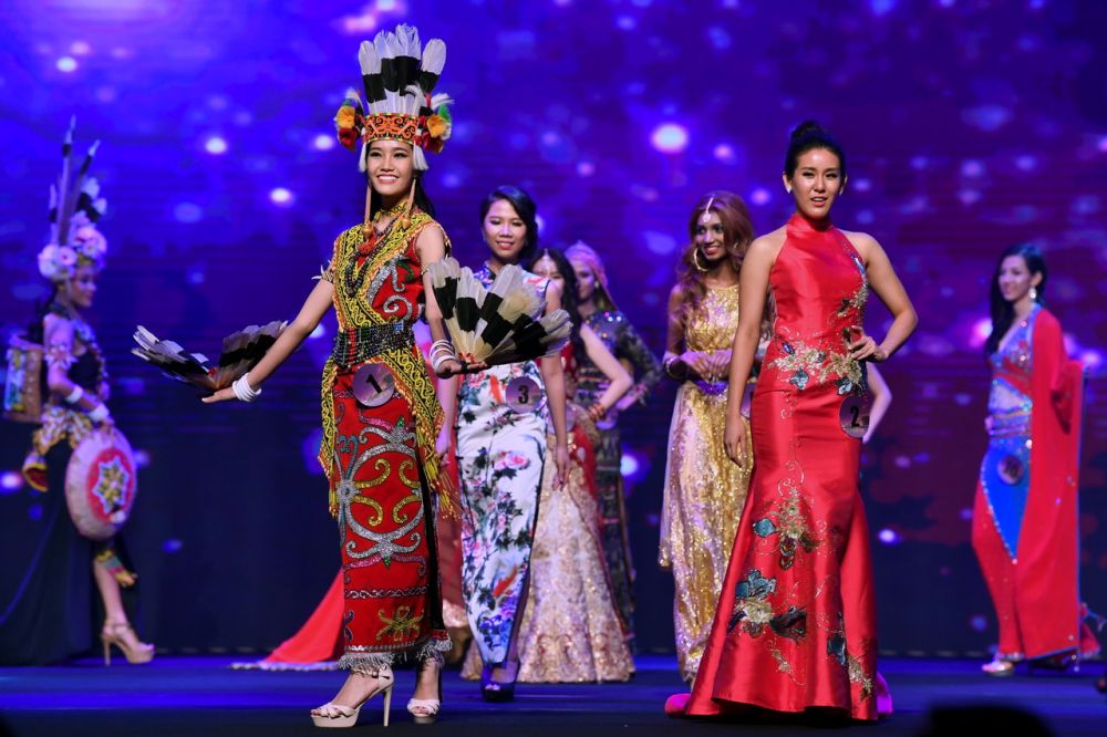 Antara peserta daripada seluruh negara pada Anugerah Miss World Malaysia 2018 di Borneo Convention Centre Kuching (BCCK), 8 Sept 2018. u00e2u20acu2022 Foto Bernama