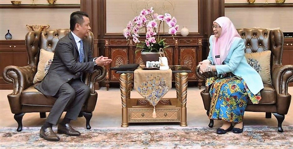 BA of Malaysia president Datuk Seri Norza Zakaria (left) discussing with Deputy Prime Minister Datuk Seri Dr Wan Azizah Wan Ismail on her joining BAM as the new patron. u00e2u20acu201d Picture courtesy of BAM