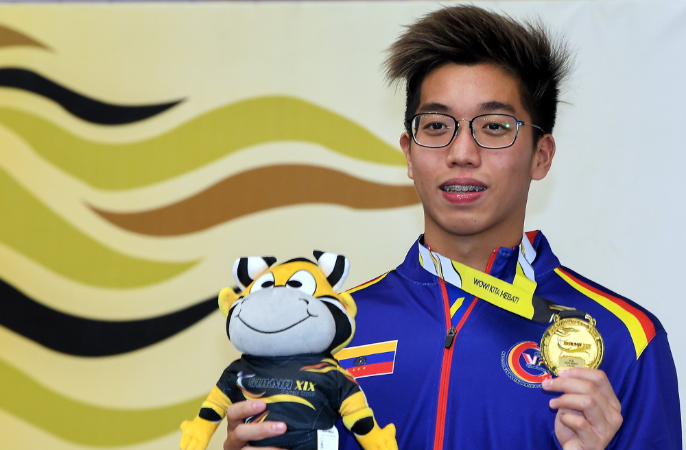 Federal Territoriesu00e2u20acu2122 Keith Lim Kit Sern poses with his gold medal in the 2018 Malaysia Games (Sukma) menu00e2u20acu2122s 50 metre freestyle at the Tuanku Zara Aquatic Centre, Ipoh September 21, 2018. u00e2u20acu201d Bernama pic