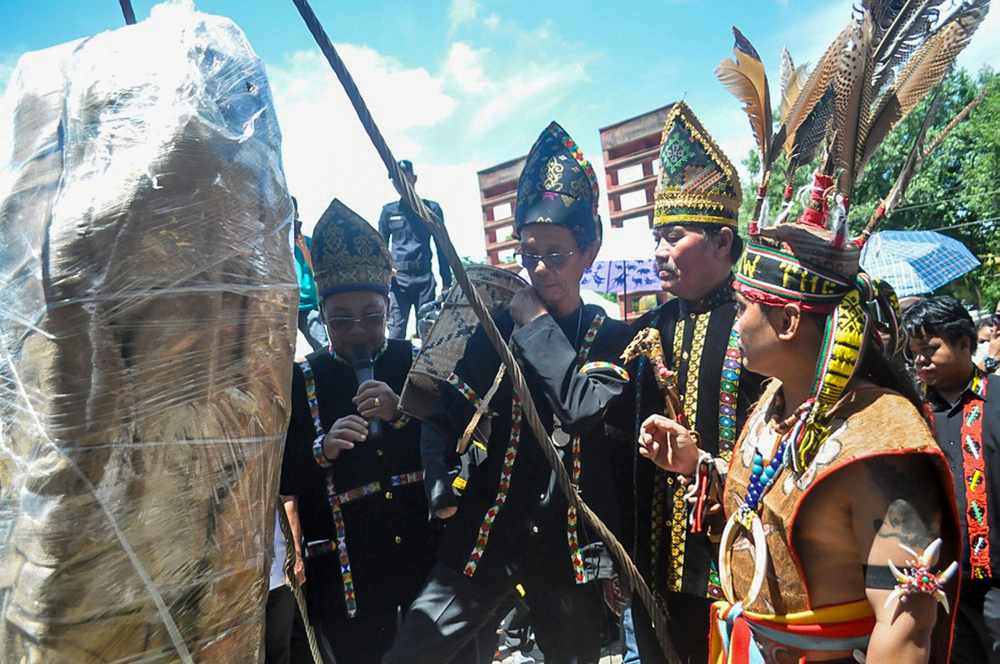 The relocation ceremony of the Keningau Oath Stone or Batu Sumpah, lead by bobolian (shaman) Muri Gulim (3rd right) at Keningau September 9, 2018. u00e2u20acu201d Bernama pic