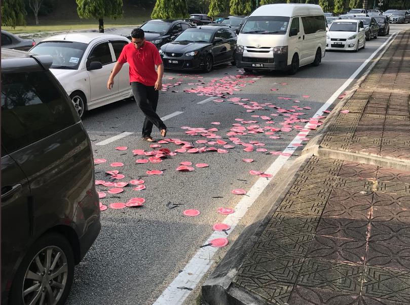 Mohamad Azezul Mohd Omar terbabit kemalangan selepas motosikal yang ditunggang tergelincir ketika melalui jalan dipenuhi puluhan kipas plastik Bersatu. u00e2u20acu201d Foto ihsan Twitter/Vzezul