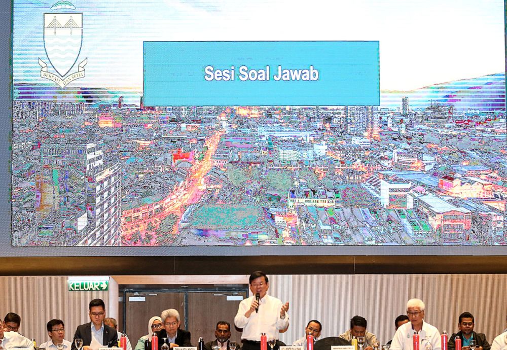 Penang Chief Minister Chow Kon Yeow speaks during the PIL1 town hall session at Setia Spice last night, September 21, 2018. u00e2u20acu2022 Picture by Sayuti Zainudin