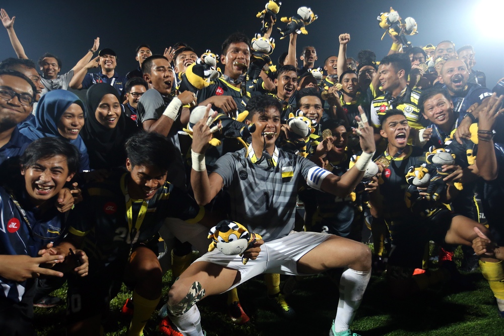 Perak players celebrating after defending the gold in Sukma football for the third time in-a-row at the Perak Football Stadium in Ipoh September 19, 2018. u00e2u20acu201d Picture by Farhan Najib