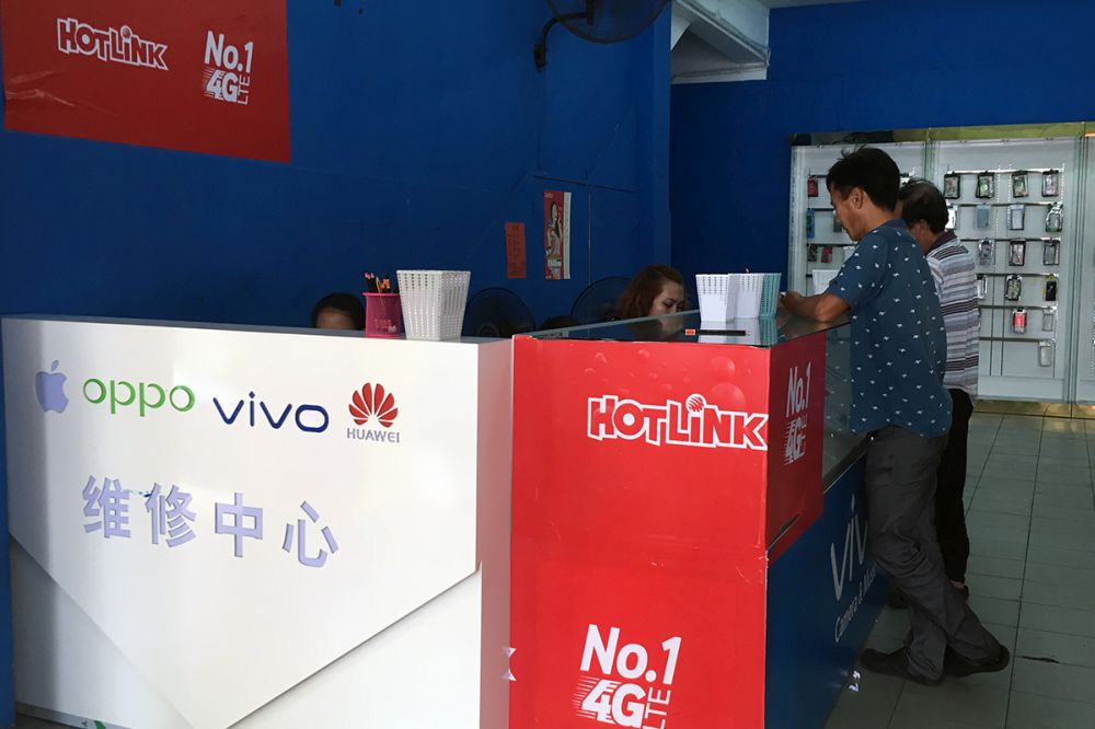 The syndicate also sets up fake stores like this one selling top-ups and handphones as a cover for illegal gaming in Kuching.