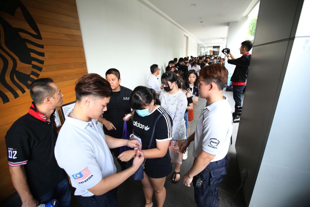 Tag, you’re in! Only 250 express passes were handed out, with another 800 allowed to purchase tickets for in the advanced sale. — Picture by Azinuddin Ghazali