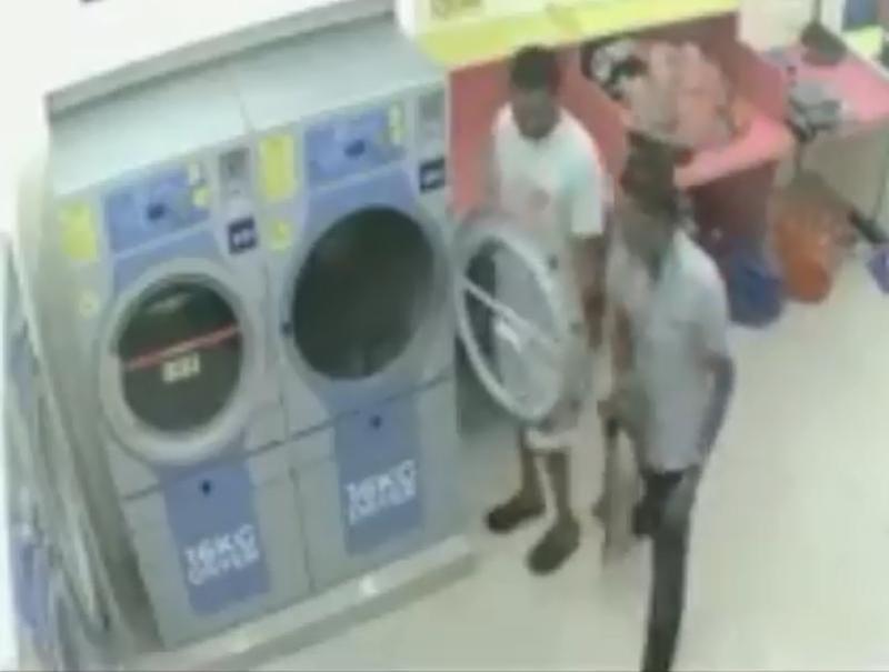 Rakaman CCTV di sebuah kedai dobi yang tular di media sosial menunjukkan tiga lelaki memasukkan kucing dalam mesin pengering. 