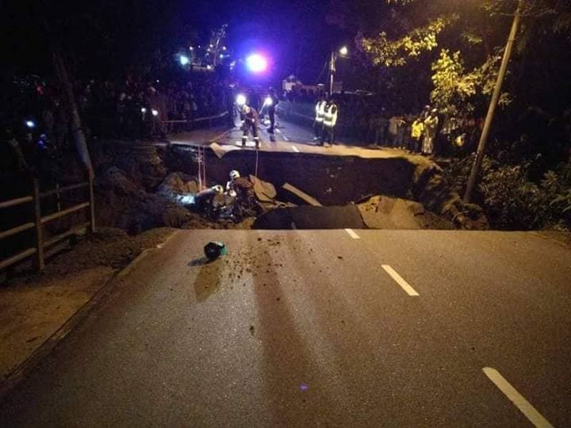 Anggota bomba menggunakan cangkul bagi menggali kawasan runtuhan sebelum mayat dua remaja ditemui, 10 September 2018. u00e2u20acu201d Foto ihsan Facebook/DTTB