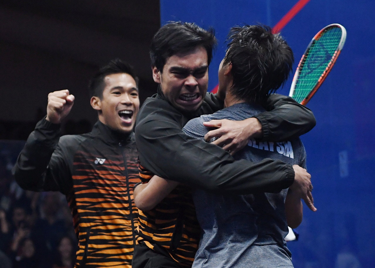 Atlet squash negara, Mohd Nafiizwan Mohd Adnan, Mohamad Syafiq Mohd Kamal dan Ng Eain Yow meraikan kemenangan mereka pada acara squash berpasukan lelaki akhir di Arena Gelora Bung Karno hari ini. u00e2u20acu201d Foto Bernama nn