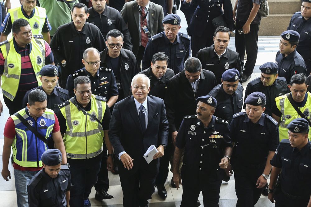 Former prime minister Datuk Seri Najib Razak arrives at the KL High Court September 20, 2018. u00e2u20acu201d Picture by Hari Anggara