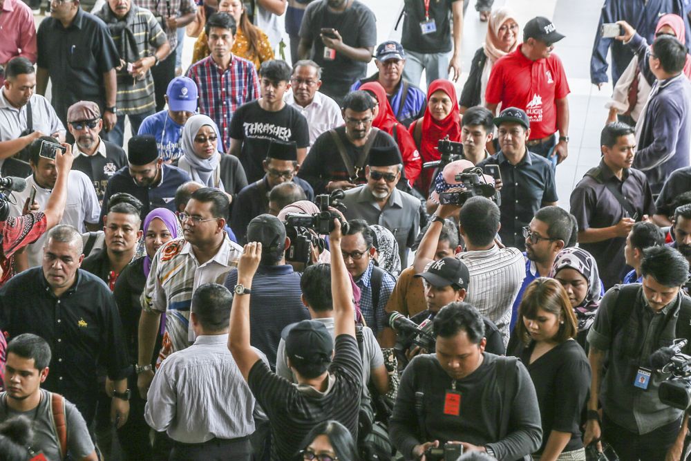 Supporters of Datuk Seri Najib Razak gather in front of the KL Courts Complex September 20, 2018. u00e2u20acu201d Picture by Hari Anggara