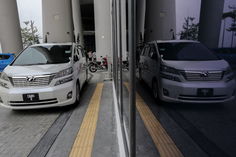 The official vehicle of Datuk Seri Najib Razak is pictured at the Malaysian Anti-Corruption Commission building September 19, 2018. u00e2u20acu201d Picture by Hari Anggara