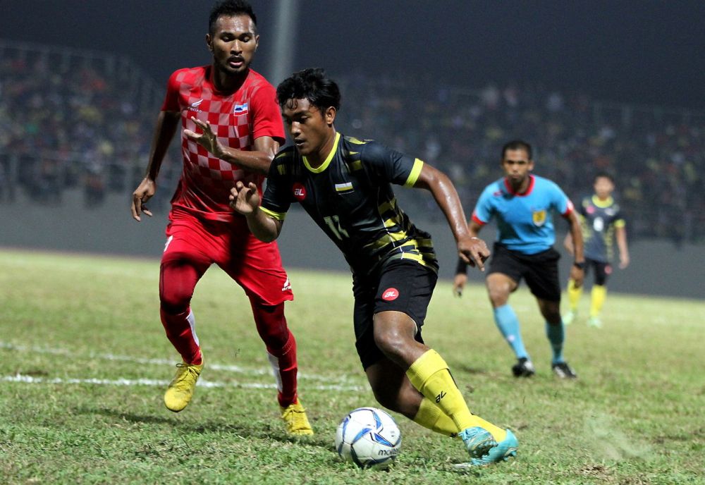 Pemain Perak Muhammad Aizzat Maidin Kotty (kanan) berebut bola dengan pemain Sabah Mohd Shariman Mukarim pada perlawanan separuh akhir di Stadium Perbandaran Manjung semalam. u00e2u20acu201d Foto Bernama