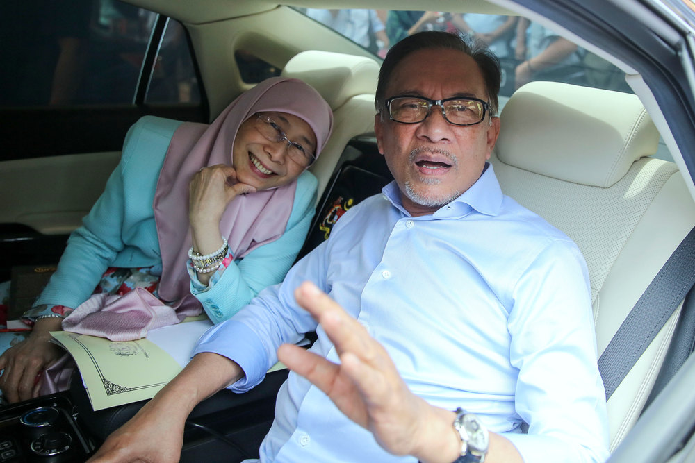 Datuk Seri Anwar Ibrahim and his wife, Datuk Seri Dr Wan Azizah Wan Ismail leave after a press conference at PKR headquarters in Petaling Jaya September 21, 2018. u00e2u20acu201d Picture by Yusof Mat Isa