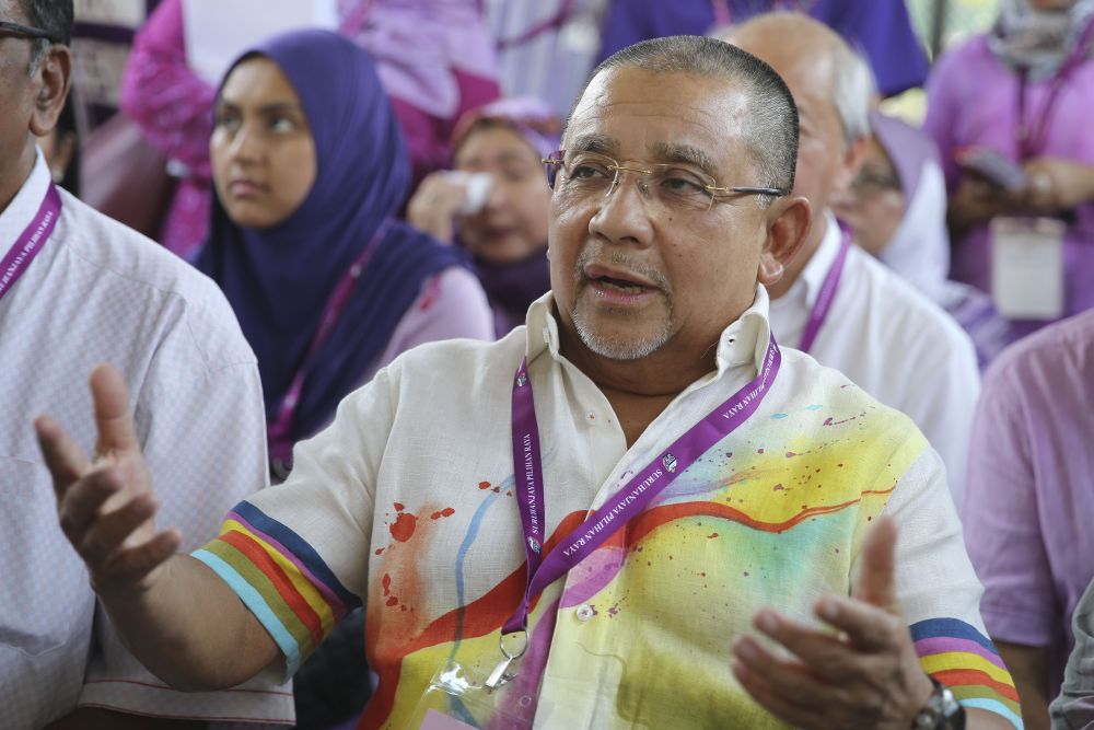 Independent candidate Tan Sri Isa Samad speaks to reporters after submitting his nomination papers to contest the Port Dickson by-election September 29, 2018. u00e2u20acu2022 Picture by Yusof Mat Isa