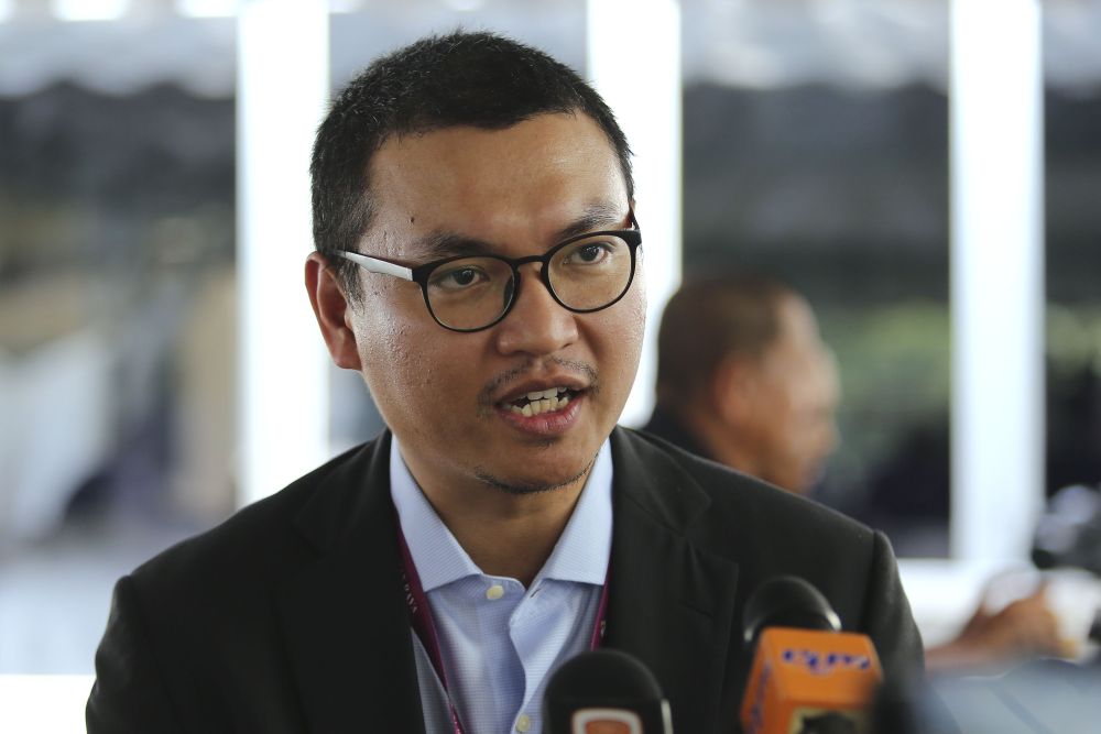 Independent candidate Mohd Saiful Bukhari Azlan speaks to reporters at the nomination centre in Port Dickson September 29, 2018. u00e2u20acu2022 Picture by Yusof Mat Isa 